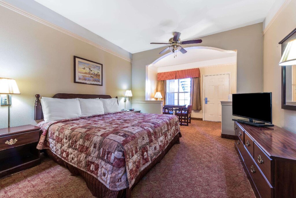 Deluxe Suite Super 8 by Wyndham Greenville