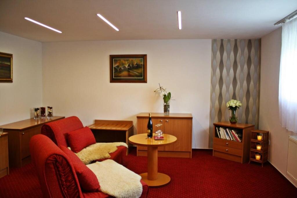 Suite Penzion V Hluboké a Department Glamp