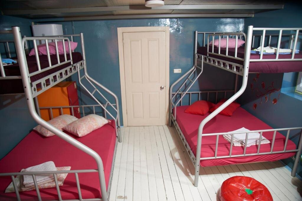 Кровать в общем номере (женский номер) Chilloutlya Hostel&Bar
