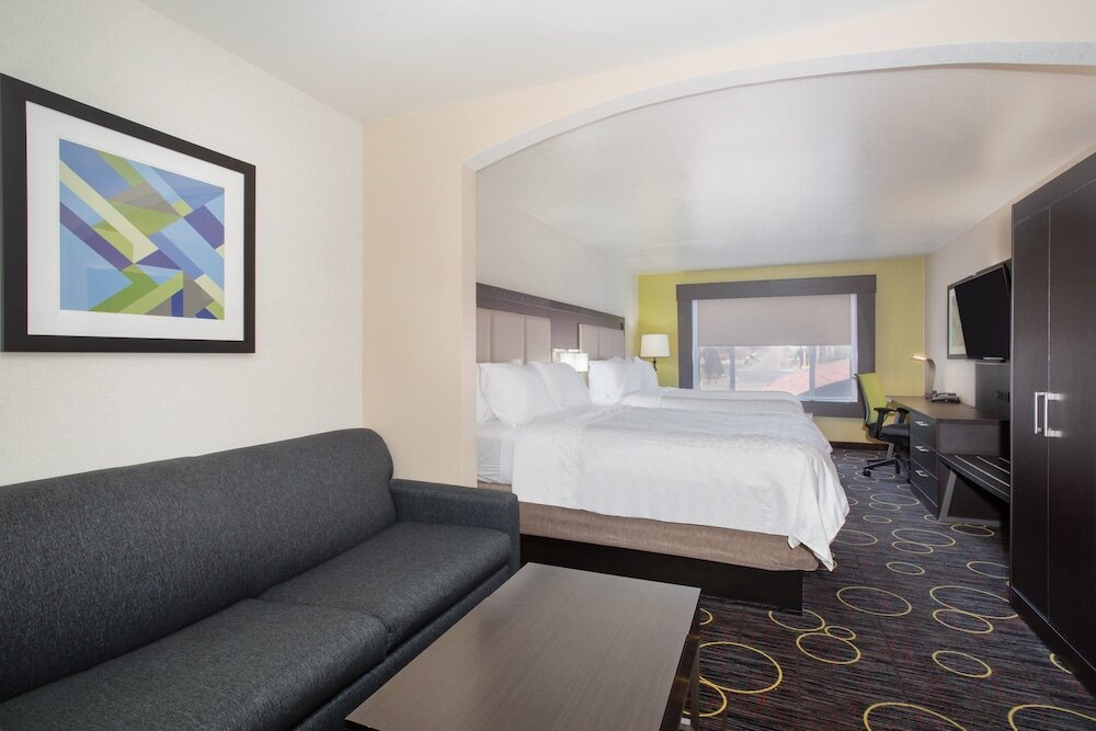 Четырёхместный люкс Holiday Inn Express and Suites - Tucumcari, an IHG Hotel