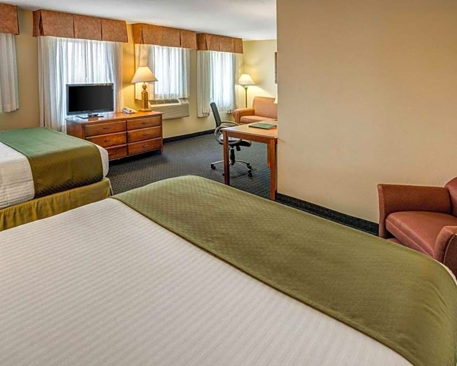 Standard Quadruple room with pool view Quality Inn Ashland - Lake Superior