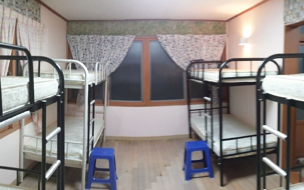 Кровать в общем номере (женский номер) Udo Eohaechon Guest House