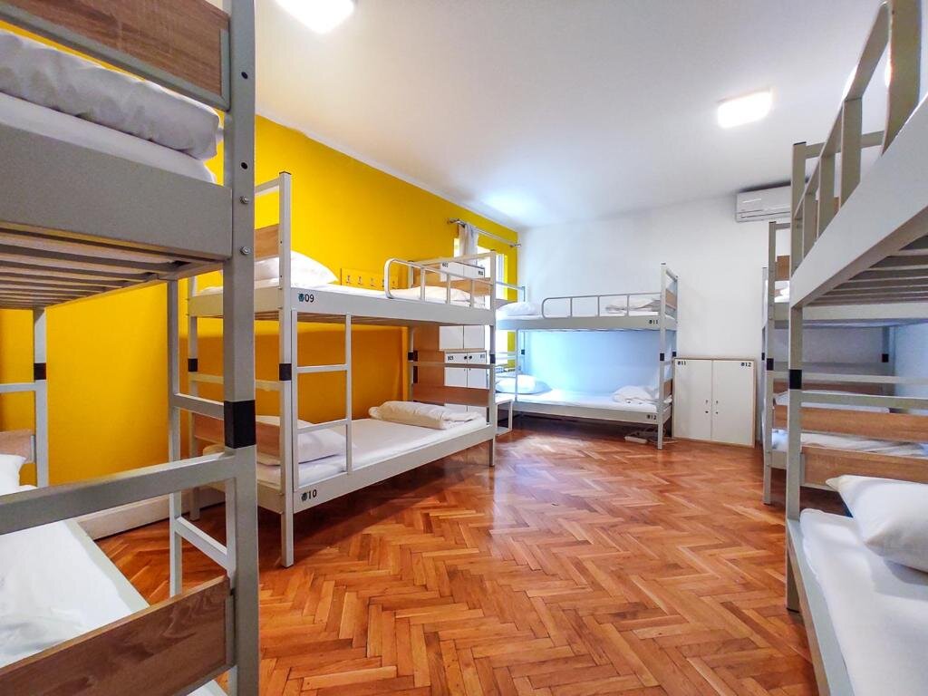 Кровать в общем номере Whole Wide World Hostel