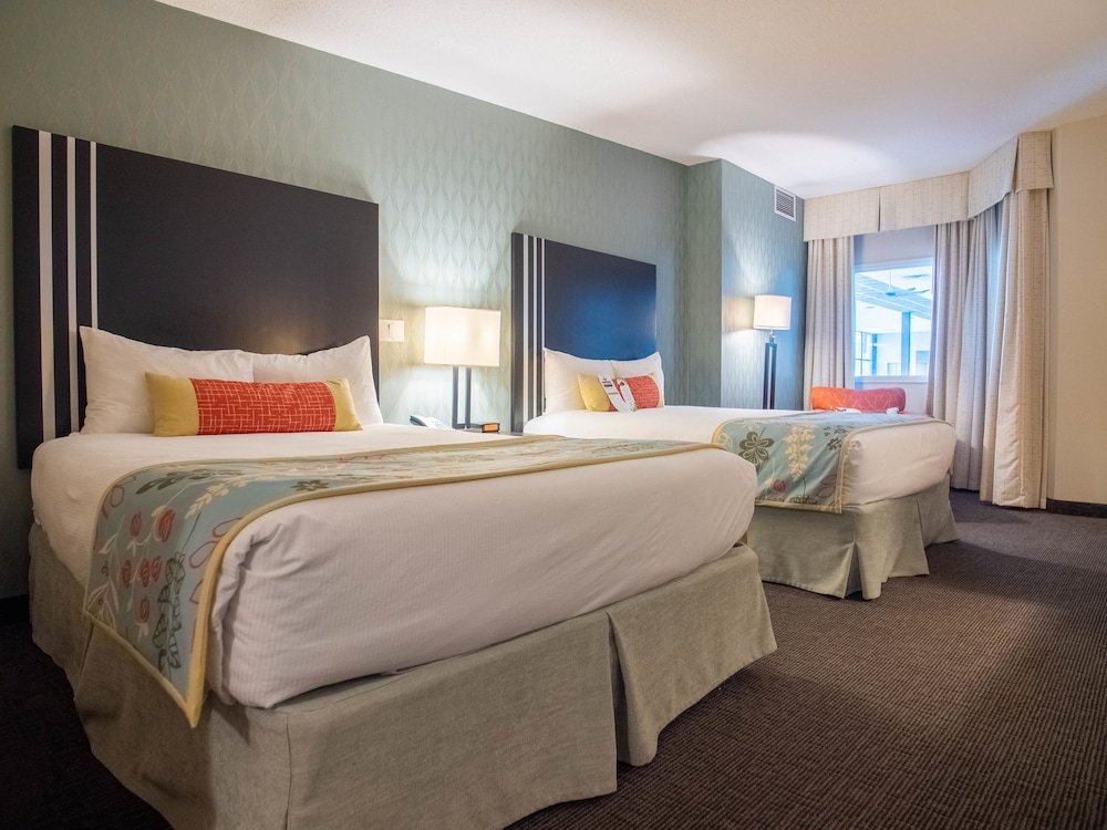 Двухместный номер Comfort с видом на бассейн Coast Kamloops Hotel & Conference Centre