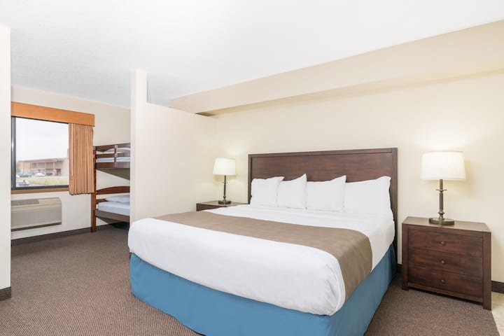 Двухместный люкс c 1 комнатой Days Inn & Suites by Wyndham Baxter Brainerd Area