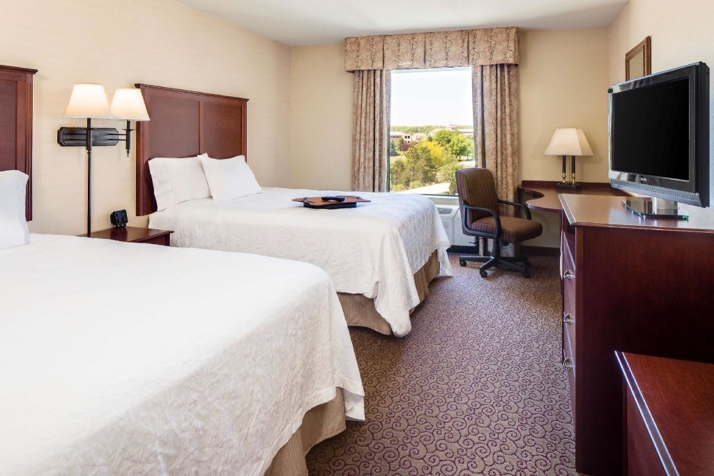 Standard Quadruple room Hampton Inn & Suites West Bend