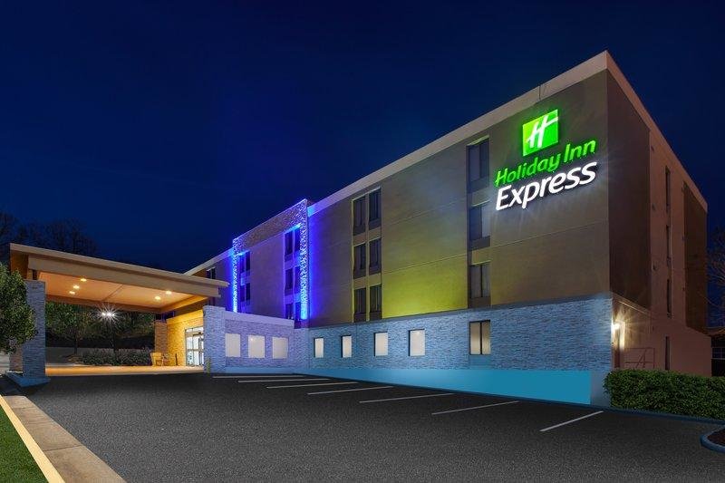 Кровать в общем номере Holiday Inn Express Fairfax-Arlington Boulevard, an IHG Hotel