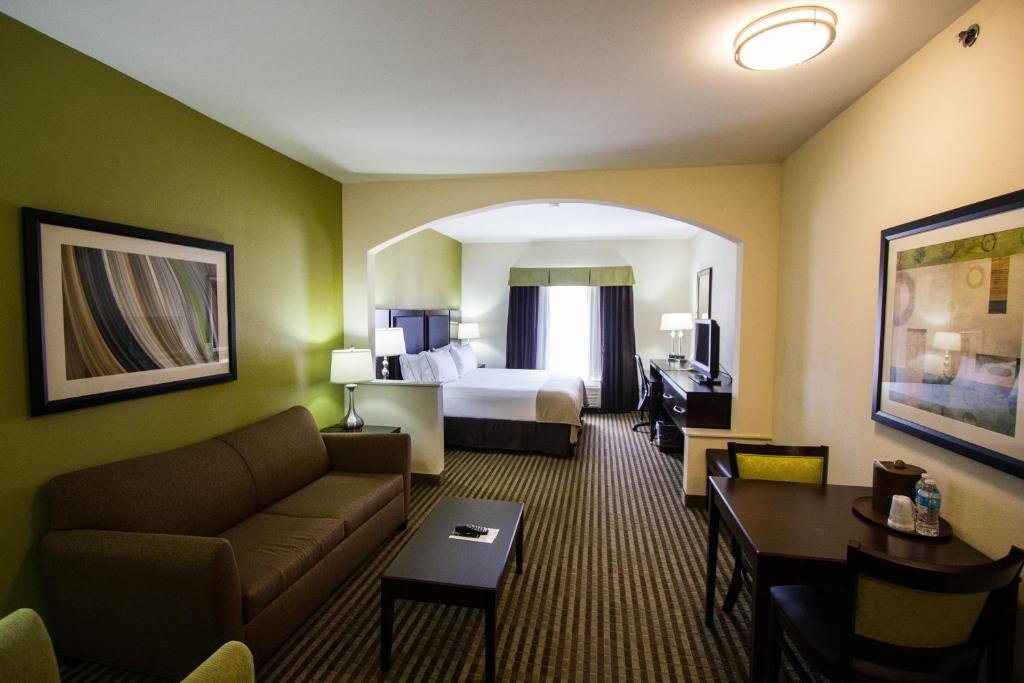 Люкс Holiday Inn Express Hotel & Suites Nacogdoches, an IHG Hotel