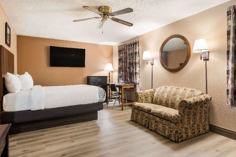 Standard Suite Econo Lodge