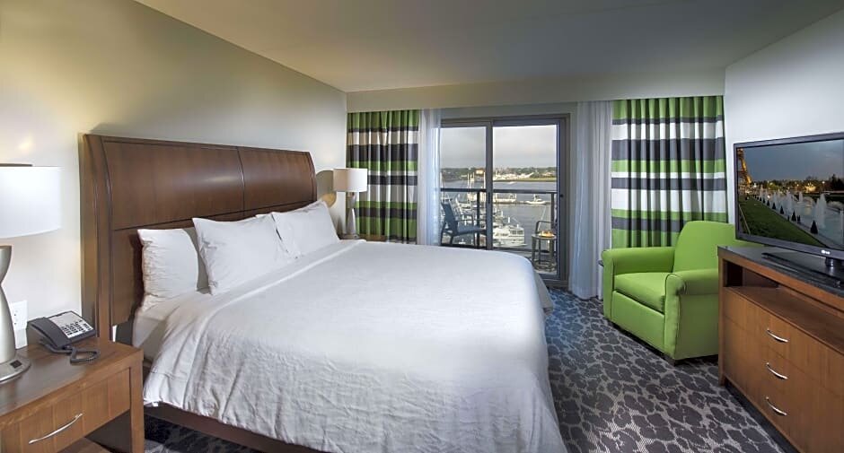Suite 2 Schlafzimmer mit Balkon und mit Wasserblick Hilton Garden Inn Charleston Waterfront/Downtown