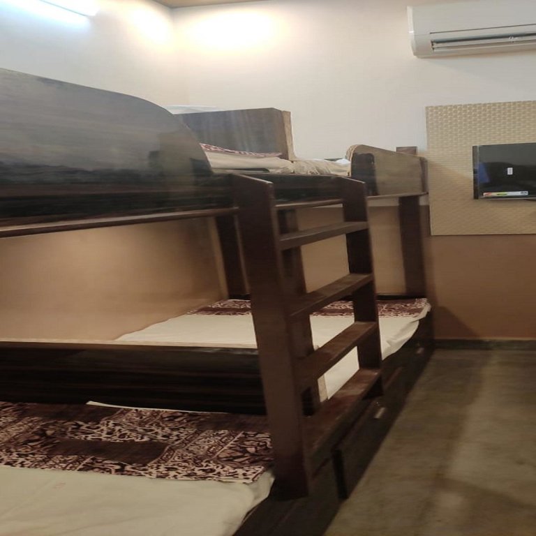 Cama en dormitorio compartido Hotel Mamnani