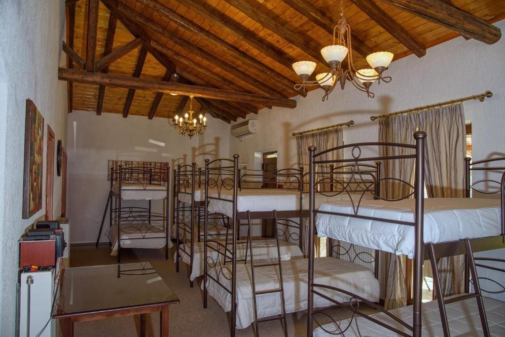 Кровать в общем номере Omalia Village