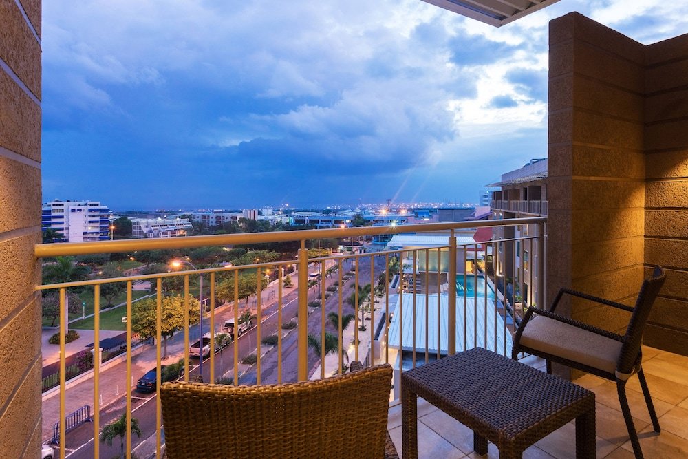 Habitación cuádruple Superior con balcón y con vista a la ciudad Courtyard by Marriott Kingston, Jamaica