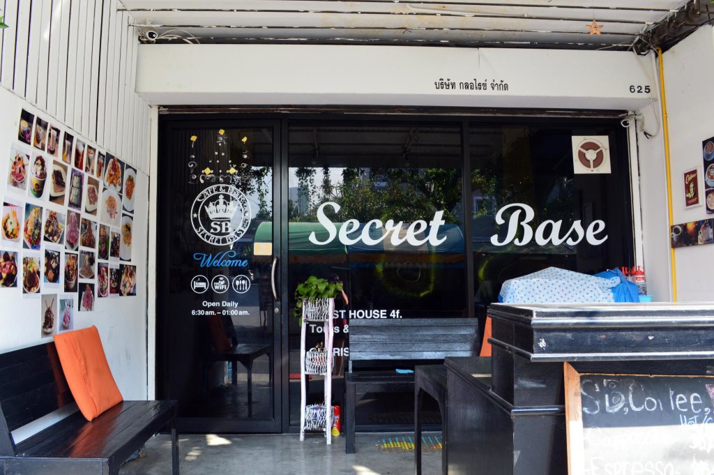 Кровать в общем номере Cafe and Bar Secret Base