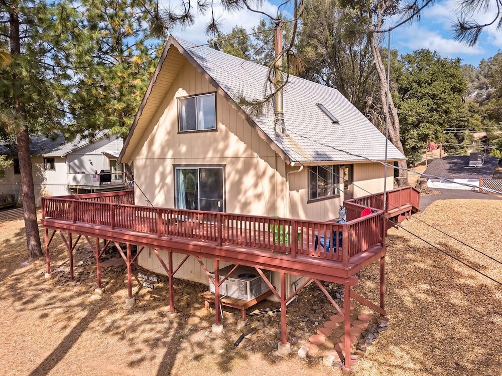 4 Bedrooms Cottage Huckleberry Cabin - Pet Friendly With Big Deck 4 Bedroom Home by Redawning