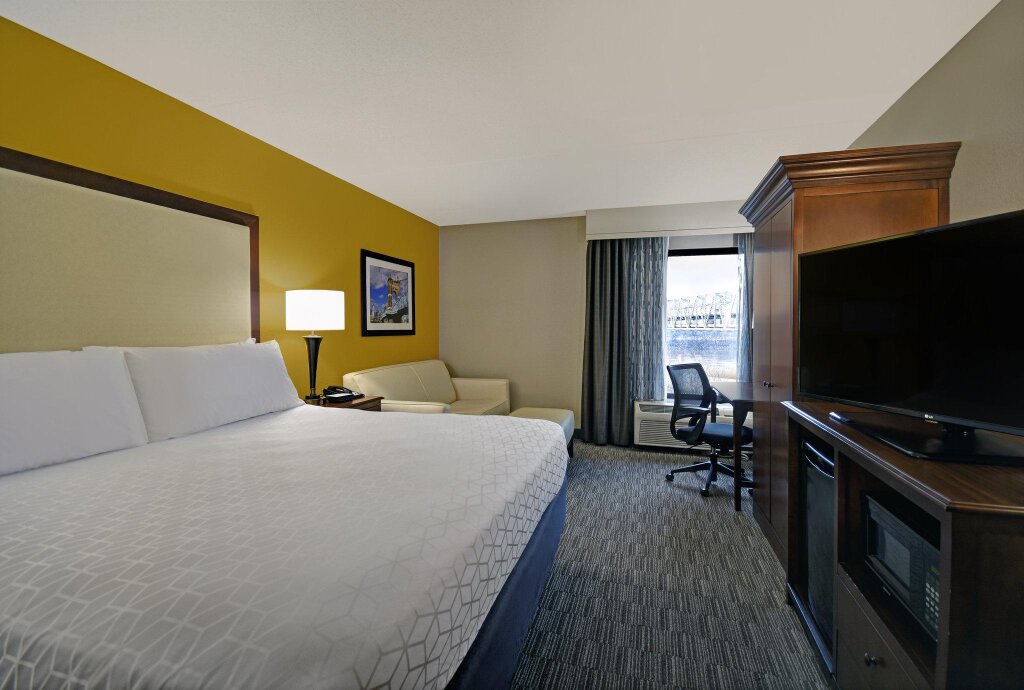 Двухместный номер Standard с видом на реку Holiday Inn Express & Suites Cincinnati Riverfront, an IHG Hotel