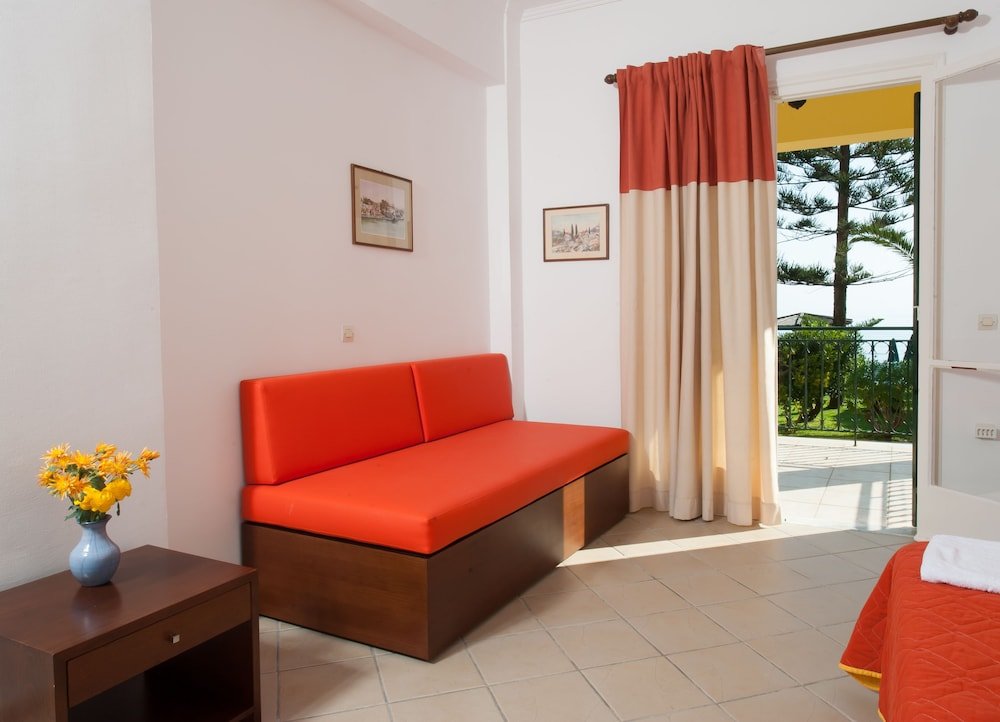 Четырёхместный семейный номер Standard с 2 комнатами с балконом и с видом на море Zarkadis Beach Apartments