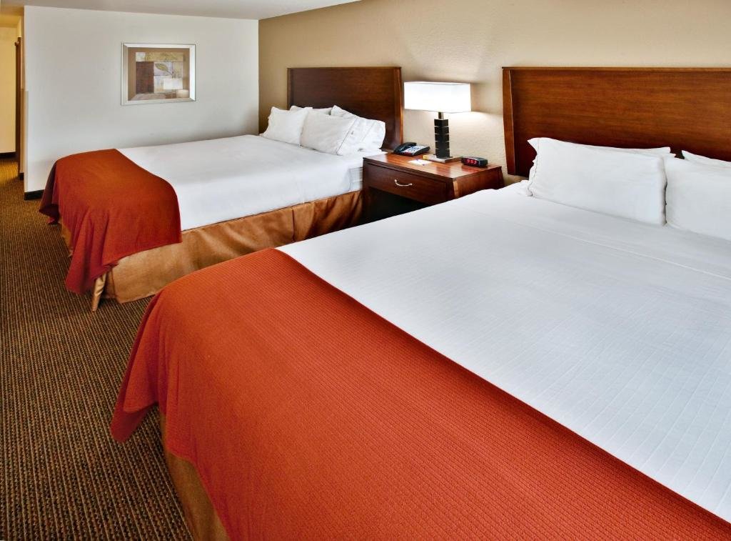 Четырёхместный люкс Holiday Inn Express Hotel & Suites - Dubuque West, an IHG Hotel