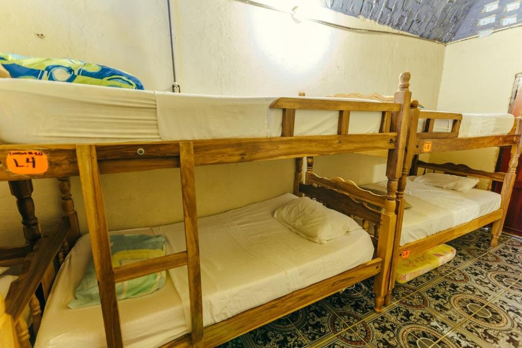 Кровать в общем номере Hostal Los Chamos