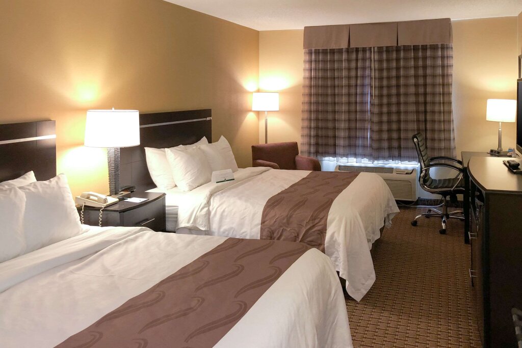 Standard Quadruple room Quality Inn & Suites Sun Prairie Madison East