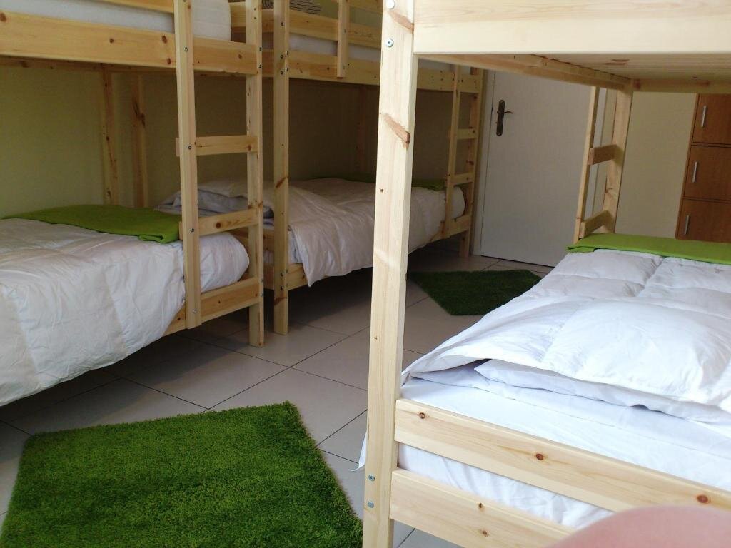 Кровать в общем номере SwissPorto Guest House