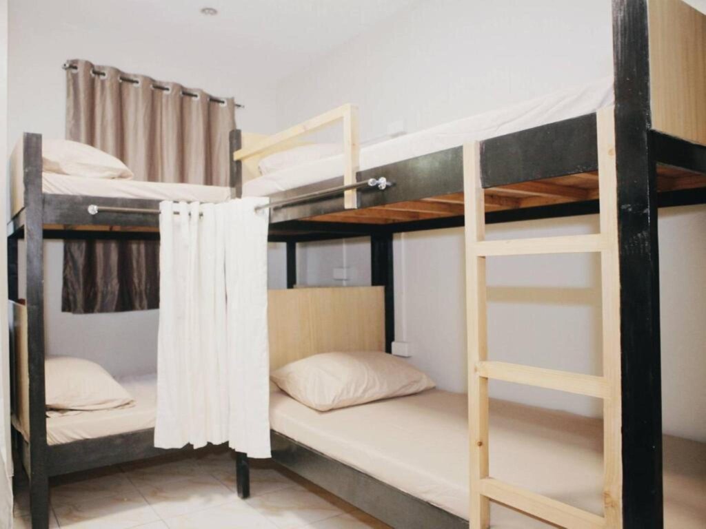 Кровать в общем номере (женский номер) Bunks Hostel