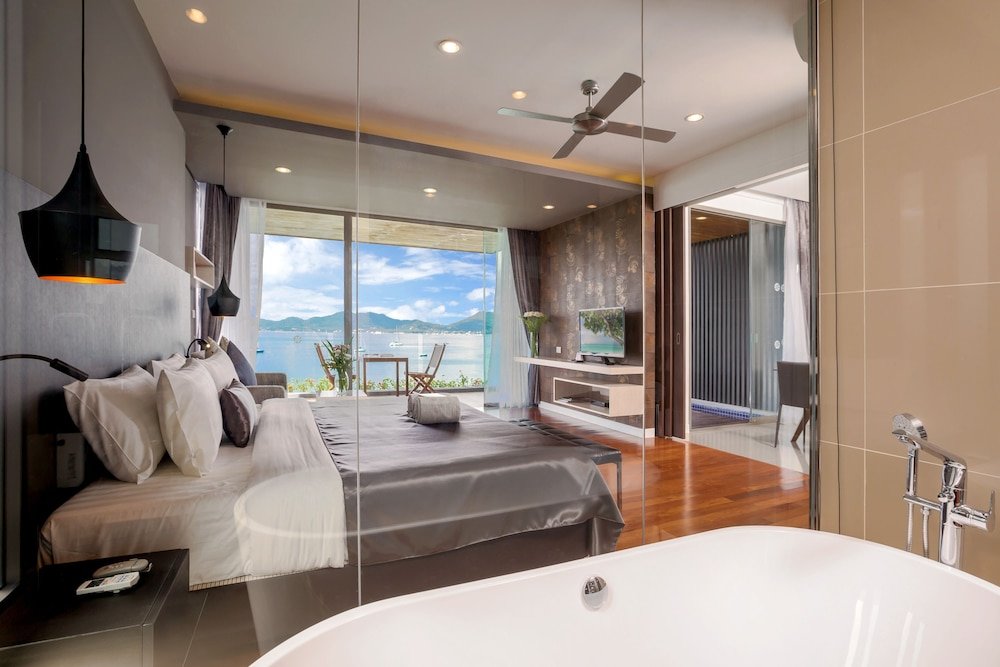 Люкс с балконом и с видом на море X10 Seaview Suites at Panwa Beach
