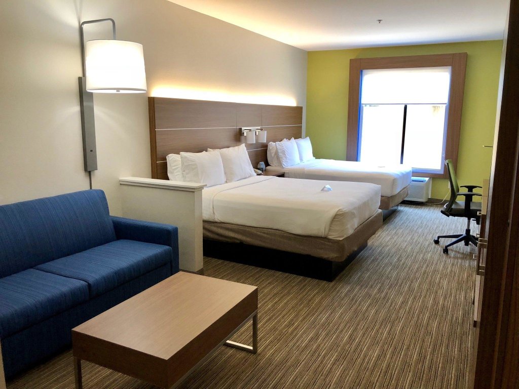 Quadruple suite Holiday Inn Express Arlington, an IHG Hotel