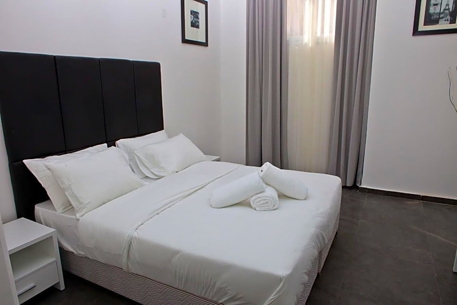 Comfort room Geula Suites