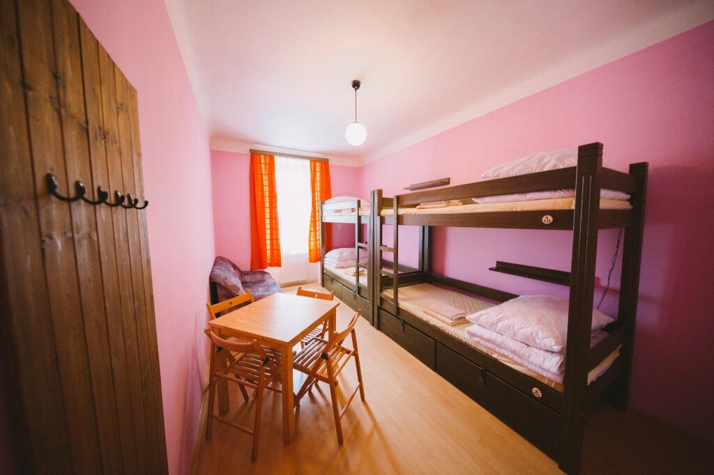 Кровать в общем номере (женский номер) Hostel Dakura