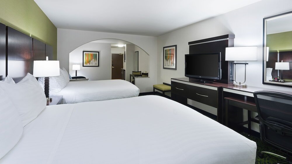 Четырёхместный люкс Holiday Inn Express and Suites Stroudsburg-Poconos, an IHG Hotel