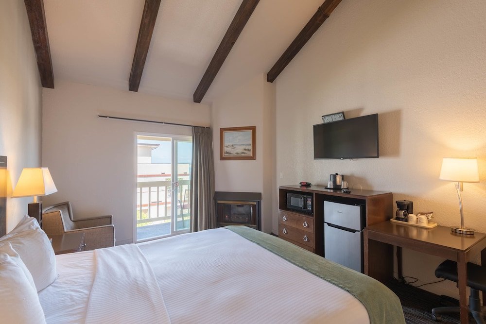 Deluxe Double room with partial ocean view Cannery Row Inn
