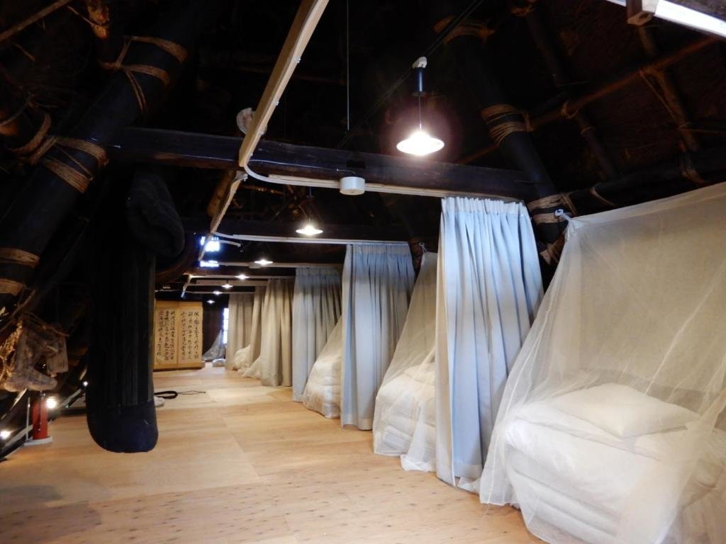 Кровать в общем номере Guesthouse Kazura
