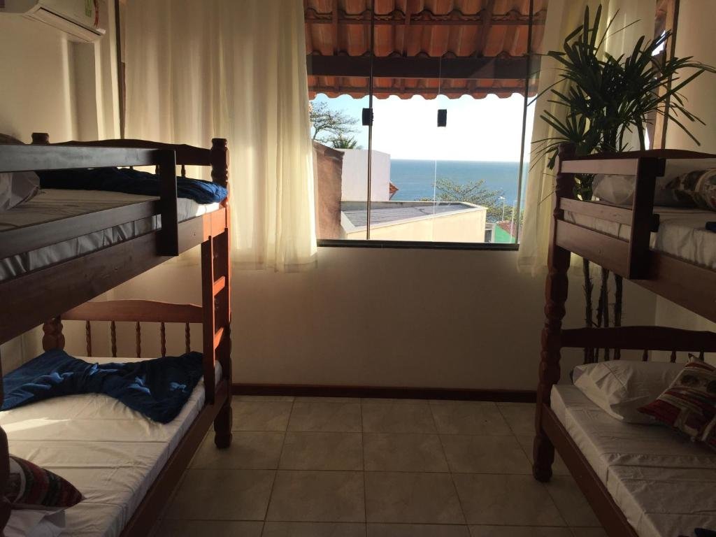 Кровать в общем номере Canto da Praia Suítes