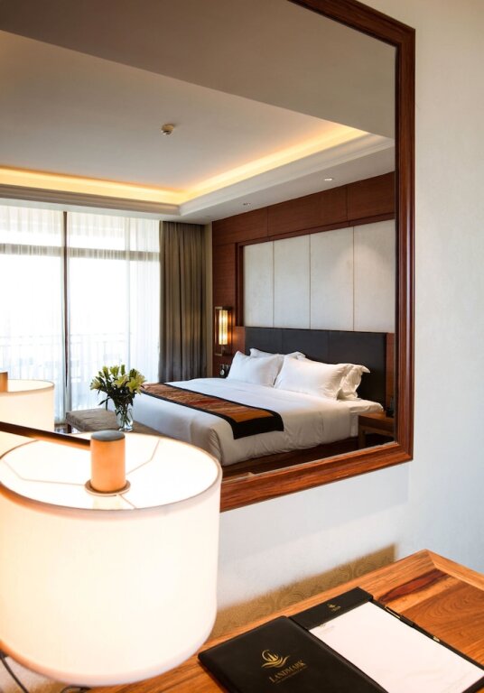 Люкс Executive c 1 комнатой с балконом и с видом на реку Landmark Mekong Riverside Hotel