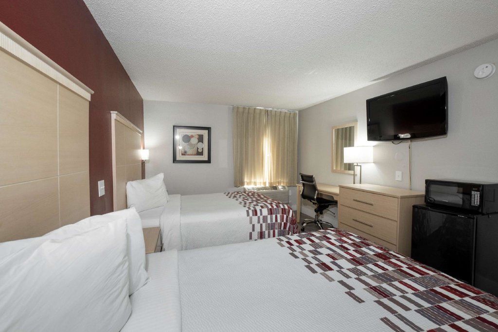 Deluxe Quadruple room Red Roof Inn Raleigh North-Crabtree Mall-PNC Arena