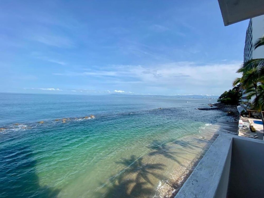 Suite 2 Schlafzimmer mit Balkon und an der Küste Costa Sur Resort by VRHost