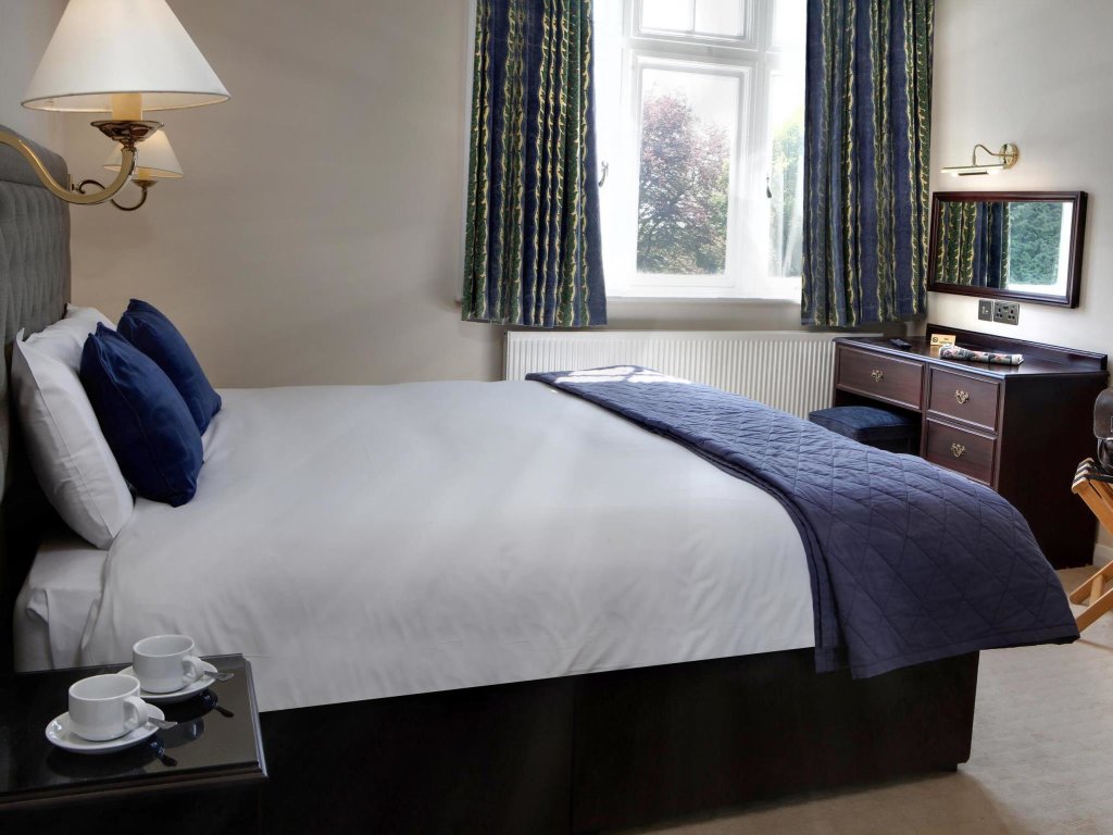 Кровать в общем номере Bestwood Lodge Hotel