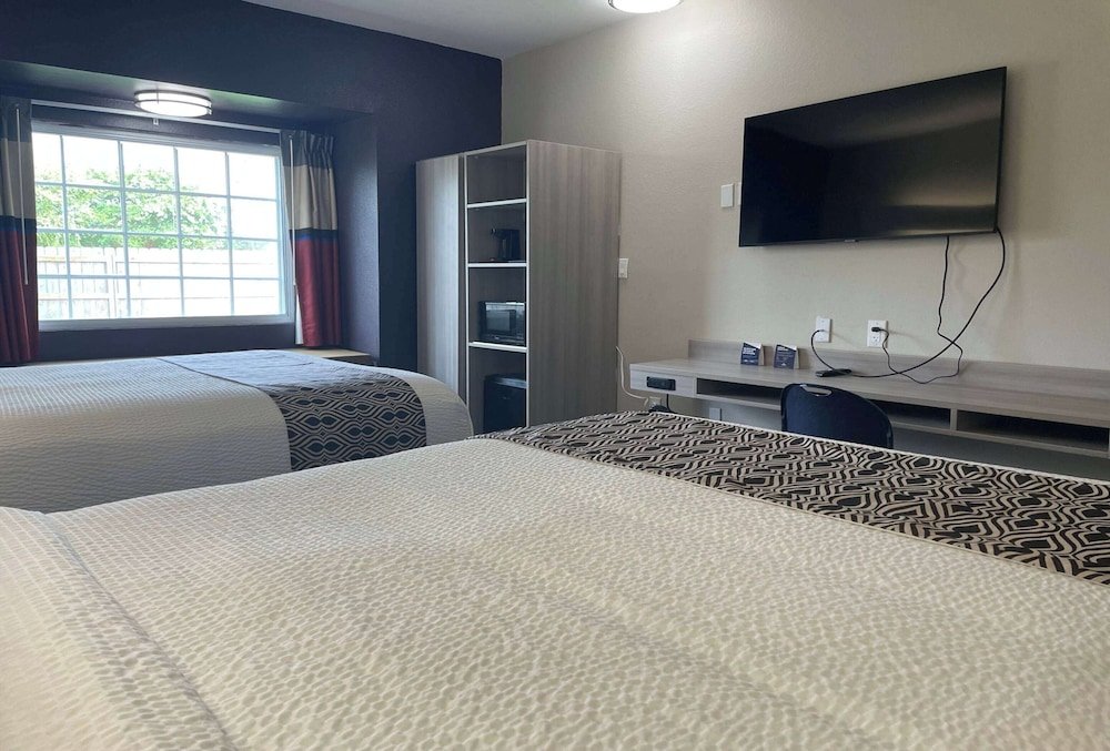 Четырёхместный номер Standard Microtel Inn & Suites by Wyndham Bossier City