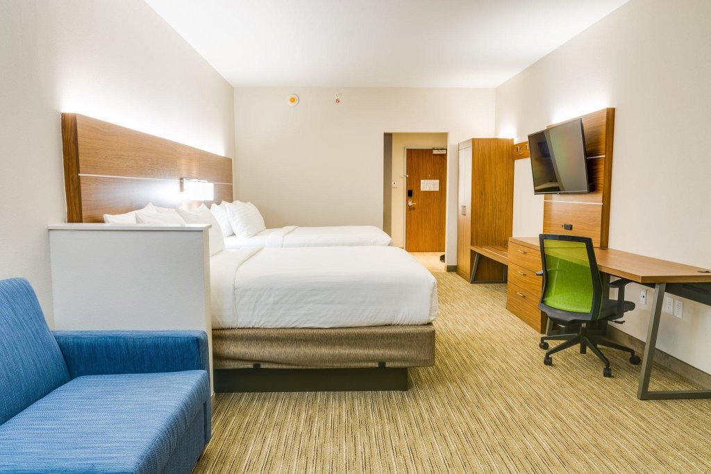 Quadruple Suite Holiday Inn Express & Suites Russellville, an IHG Hotel