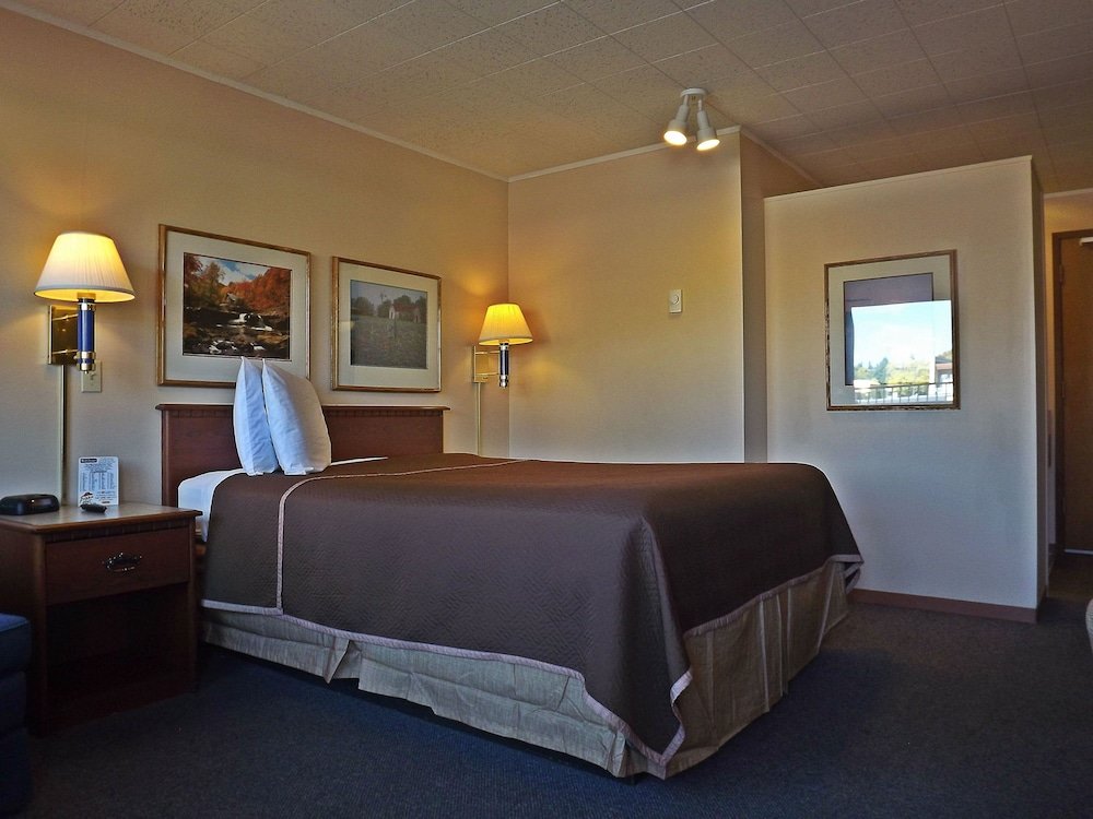 Standard Double room with balcony Travelodge by Wyndham Kalispell