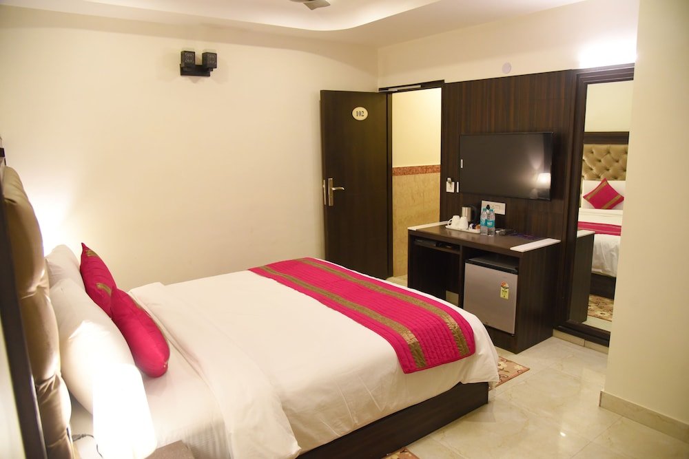 Двухместный номер Deluxe Staybook Hotel Atlanta New Delhi Railway Station Paharganj