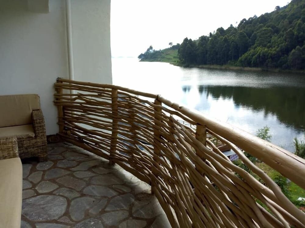 Бунгало Lake Bunyonyi Rock Resort
