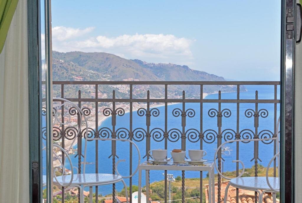Двухместный номер Superior с балконом и с видом на море Hotel "La Pensione Svizzera"