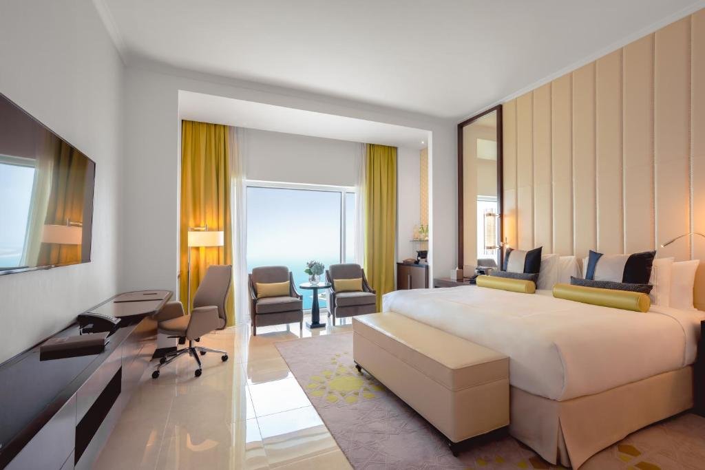Номер семейный с 2 комнатами с видом на море Rixos Marina Abu Dhabi