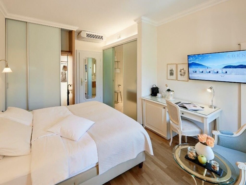 Comfort Double room with balcony and with land view Ferienwohnungen Hotel Eden Spiez
