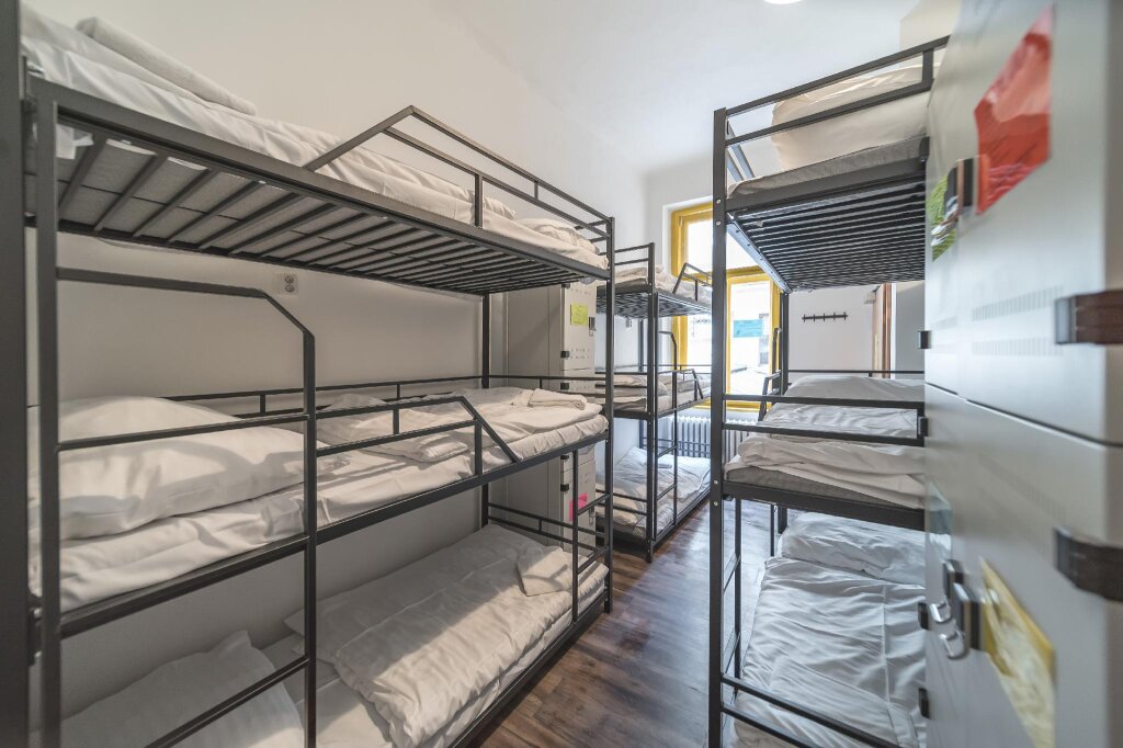 Кровать в общем номере Hostel Orange