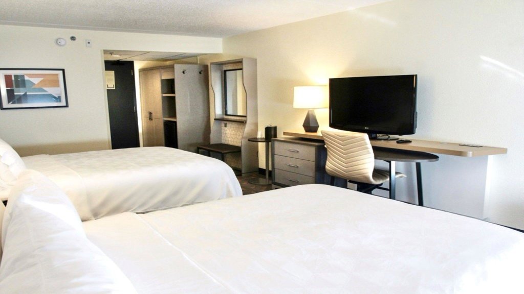 Четырёхместный номер Standard Holiday Inn Hotel & Suites Overland Park-Convention Center, an IHG Hotel