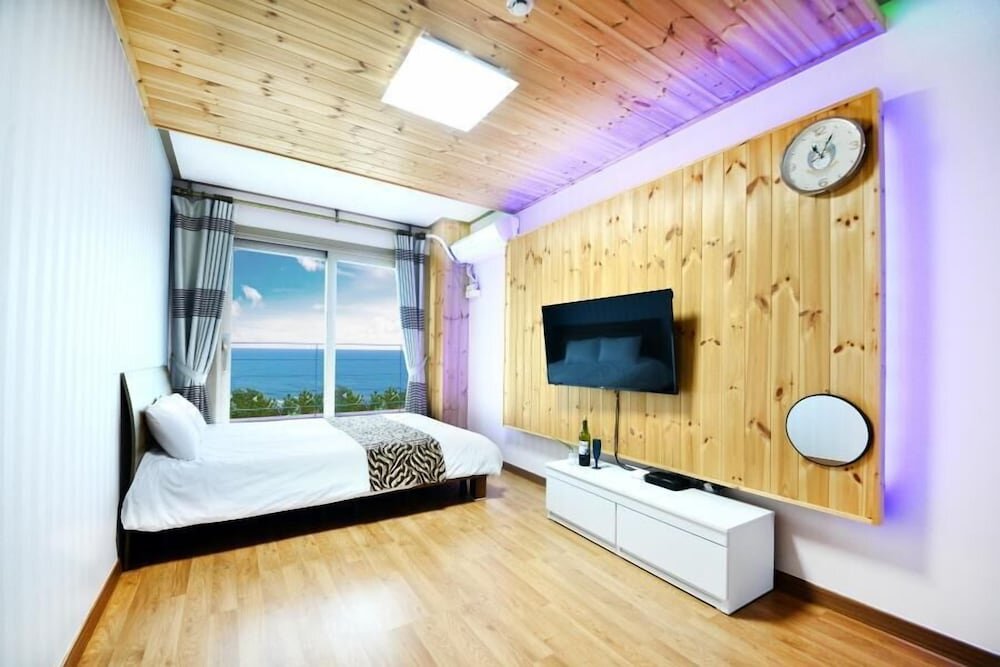 Standard Zimmer 1 Schlafzimmer mit Balkon Donghae Red Roof Pension