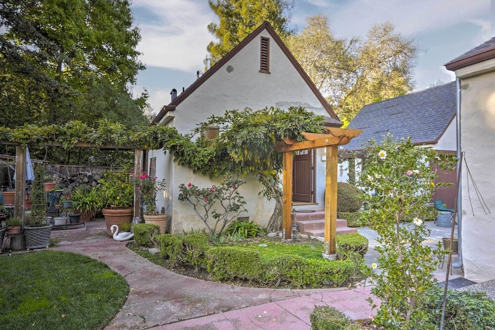 Updated Menlo Park English Tudor Garden Cottage Атертон
